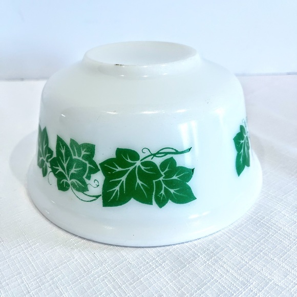 Hazel Atlas Vintage Mixing Bowl/ Casserole Baking Dish Ivy 6.5” Milk Glass - Picture 2 of 7